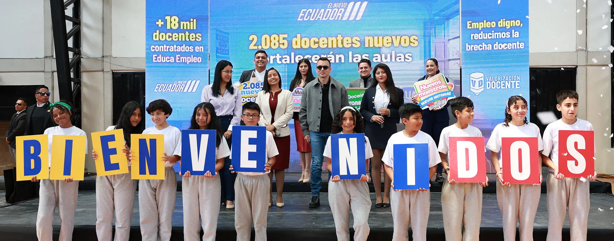 Estudiantes ecuatorianos aprendiendo juntos en un aula