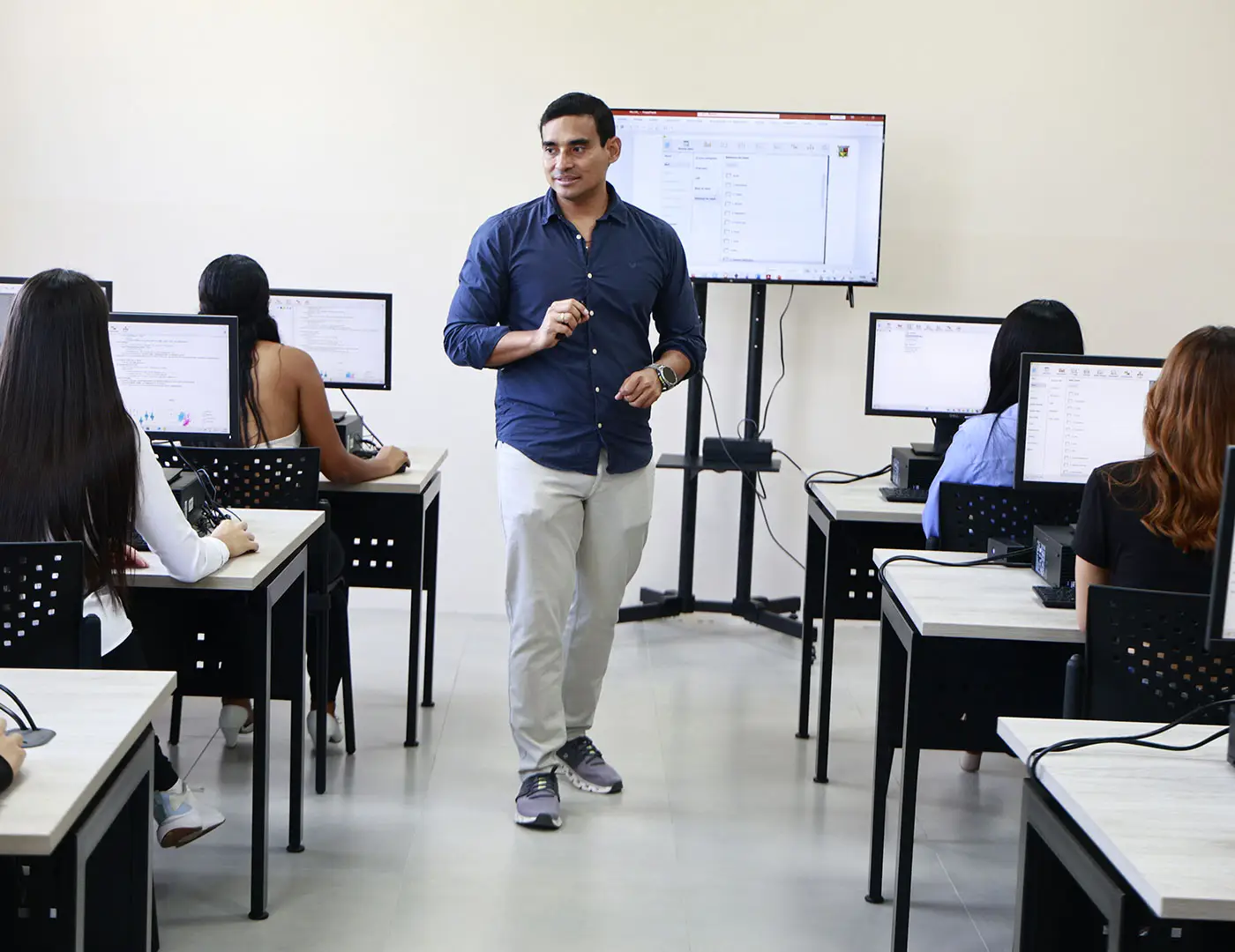 Joven aprendiendo con dispositivos digitales