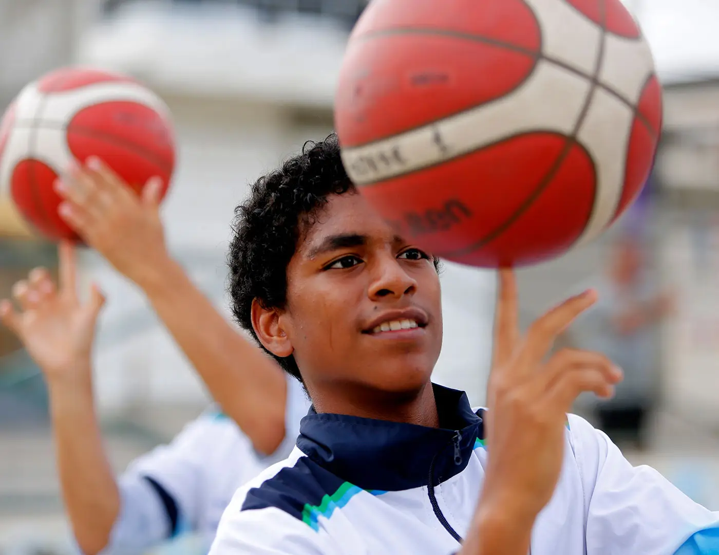Joven desarrollando actividades artísticas y deportivas