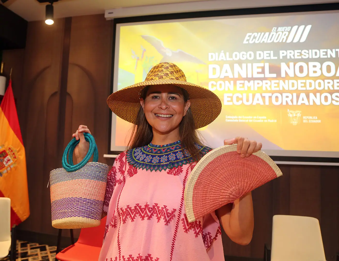 Joven emprendedora en su negocio