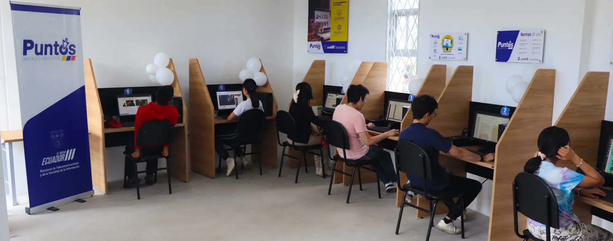 Jóvenes participando en capacitaciones digitales